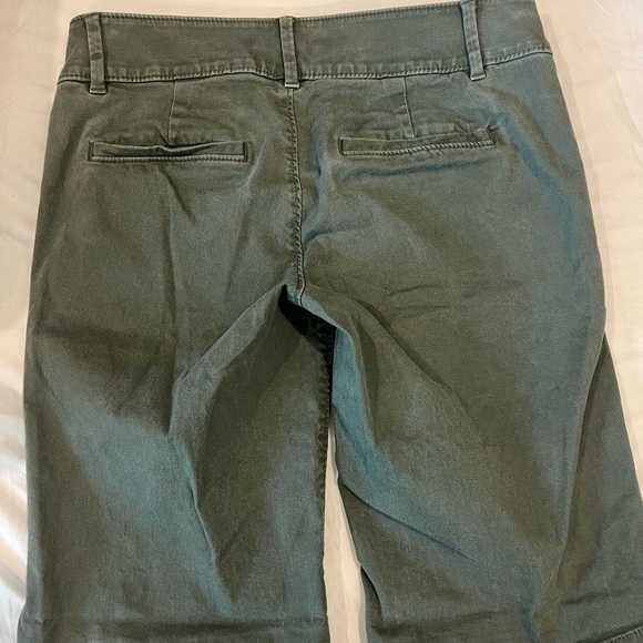 LOFT Women’s Olive Green Bermuda Shorts | Classic Twill Stretch Mid Rise - Picture 2 of 6